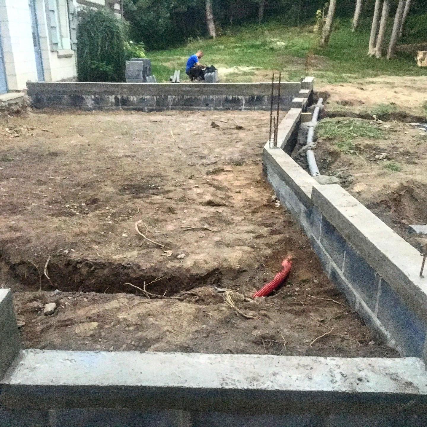Agrandissement avec terrasse et pose de briquettes - Photo 1
